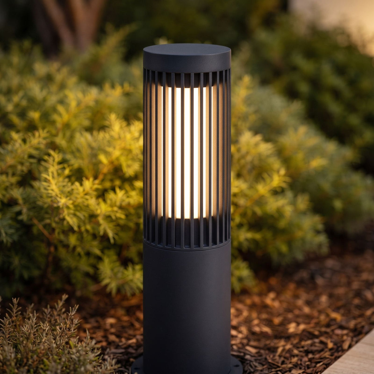 Black Aluminium Cylinder White Diffuser LED Bollard Light: close-up of the materials and finish
