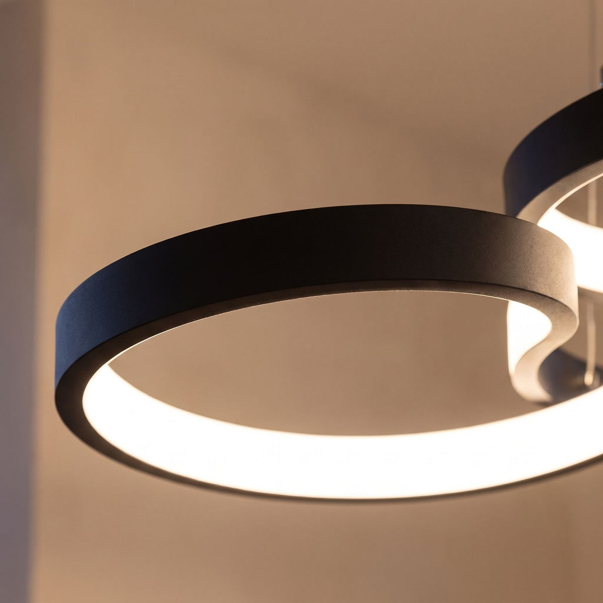 Close-up of the curved band and diffuser