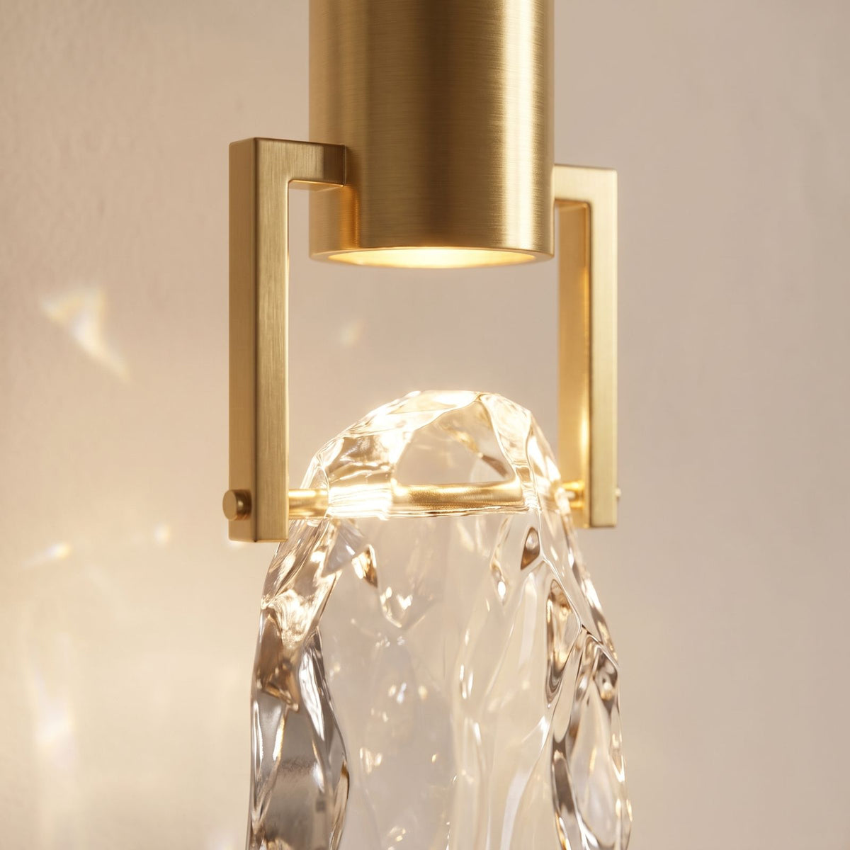 Close-up of the gold holder and faceted glass rock