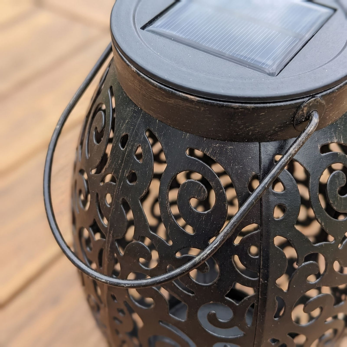 Close-up of the solar panel lid and scroll pattern