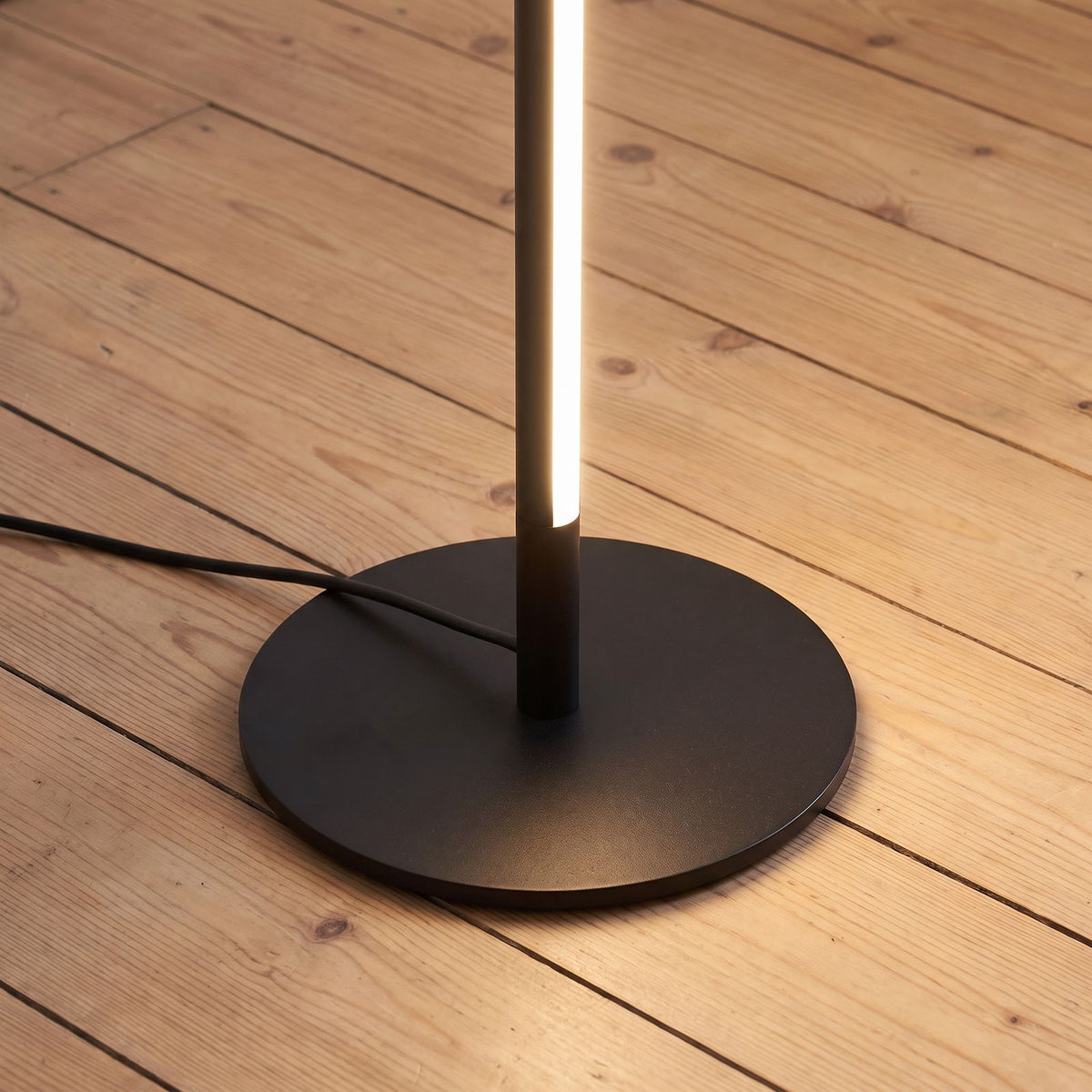Close-up of the round base and the glowing aluminium rod